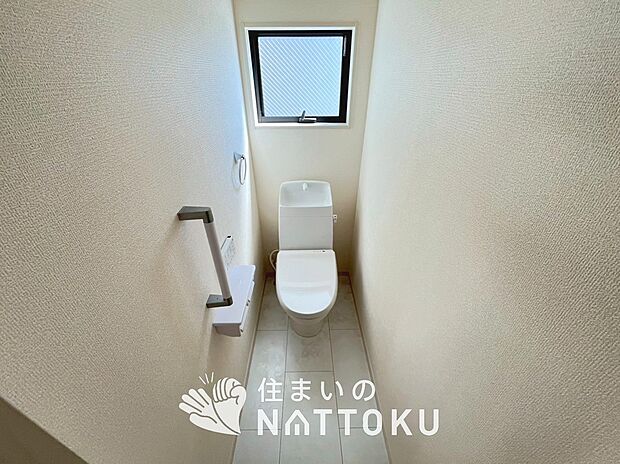 【トイレ】汚れてもサッとひと拭きでお手入れ簡単、エコ仕様の温水洗浄便座付きのトイレです。
バリアフリーにも配慮しています。