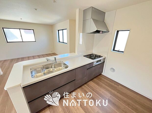 【現地写真(キッチン)】収納たっぷりのシステムキッチン、浄水器付水栓を標準装備しています。