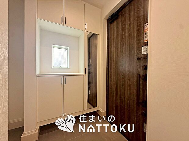【現地写真（玄関）】玄関には、大型のシューズ収納を設置しています。
