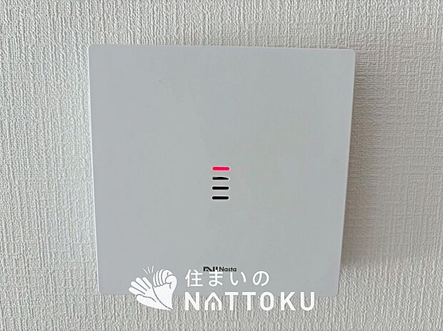 【TVモニター付インターホン】玄関の子機にカメラが付いており、来訪者の顔を確認できるため、音声だけの対応とは安心感が違います。
また、ハンズフリー通話で受話器を持つわずらわしさを解消できます。