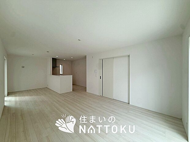 【現地写真（リビング）】フローリング材には、木目、色調など木材特有の風合いがあり、ナチュラルな美しさになっています。