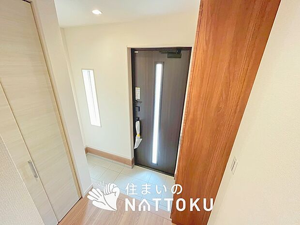 【現地写真（玄関）】玄関には、大型のシューズ収納を設置しています。