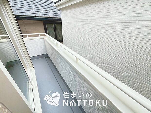 【バルコニー】奥行きが広く、洗濯物をゆったりと干せる十分な広さで、家族の洗濯も捗ります。