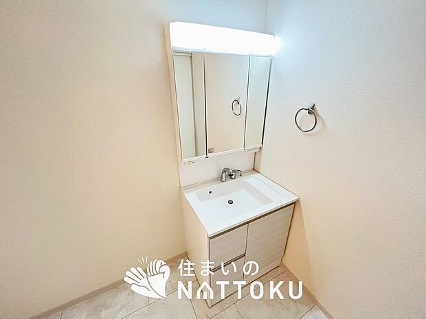 【洗面台・洗面所】鏡の両サイドは、必要なものを取出しやすく、大きな鏡面で朝の準備も快適。
使いやすいリフトアップ機能付きのシングルレバーシャワー水栓付です。