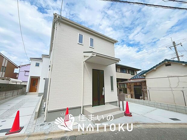 【現地写真（外観）【１号地】】雨で汚れを落とし、耐久性・耐候性に優れた外壁を使用しています。
