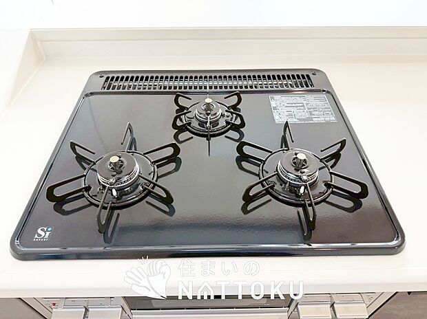 【ビルトインコンロ】フラットな構造で清掃性が高く、過熱防止センサー付3口タイプで日頃の家事も快適です。