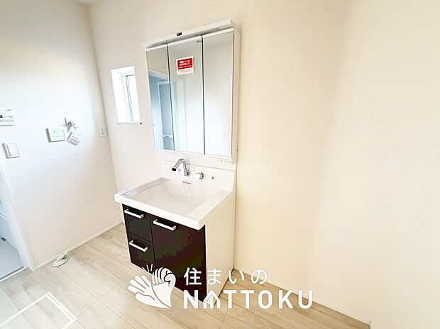 【洗面台・洗面所】鏡の両サイドは、必要なものを取出しやすく、大きな鏡面で朝の準備も快適。
使いやすいリフトアップ機能付きのシングルレバーシャワー水栓付です。