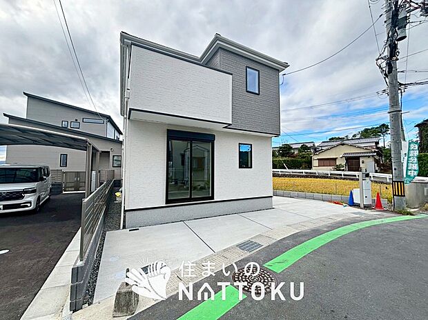 【現地写真（前道含む外観）】健康被害に配慮したもっとも安全性の高い建材を採用し、シックハウス対策をしております。