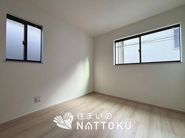 【現地写真（寝室）】木目の美しさを際立たせるシンプルデザインの建具を使用しています。