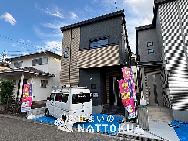 【現地写真（外観）【B号地】】軽くて火災に強い屋根材を採用し、地震時の建物への負担や揺れを軽減しています。