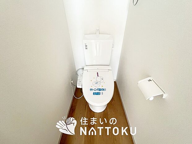 【トイレ】汚れてもサッとひと拭きでお手入れ簡単、エコ仕様の温水洗浄便座付きのトイレです。
バリアフリーにも配慮しています。