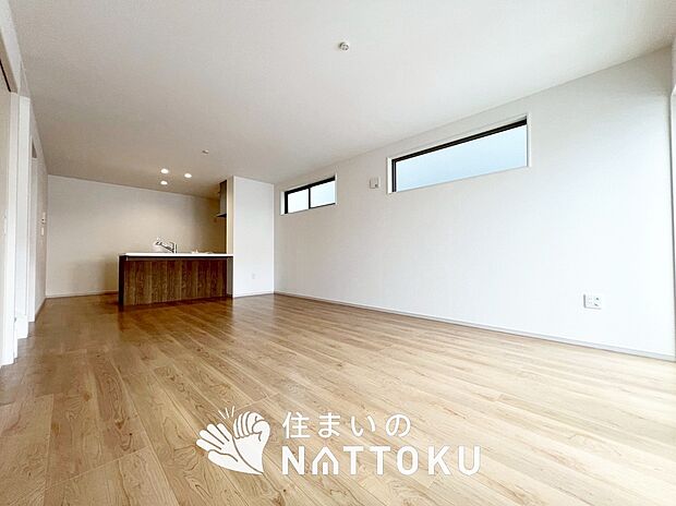 【現地写真（リビング）】フローリング材には、木目、色調など木材特有の風合いがあり、ナチュラルな美しさになっています。