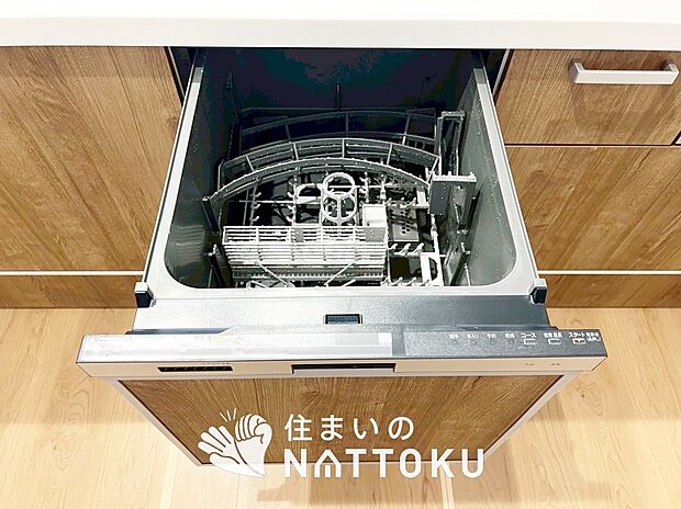 【食器洗い乾燥機】食後の時間にゆとりを与えてくれる食器洗い乾燥機。
操作ボタンも上面にあるので、腰をかがめずに操作ができラクラクです。