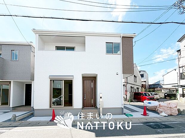 【現地写真(外観)【1-1号地】】軽くて火災に強い屋根材を採用し、地震時の建物への負担や揺れを軽減しています。