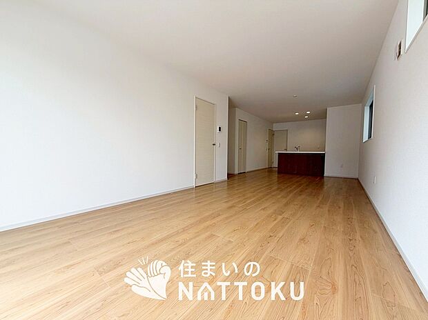 【現地写真（リビング）】フローリング材には、木目、色調など木材特有の風合いがあり、ナチュラルな美しさになっています。