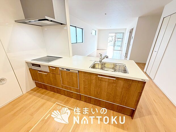 【現地写真（キッチン）】収納たっぷりのシステムキッチン、浄水器付水栓を標準装備しています。