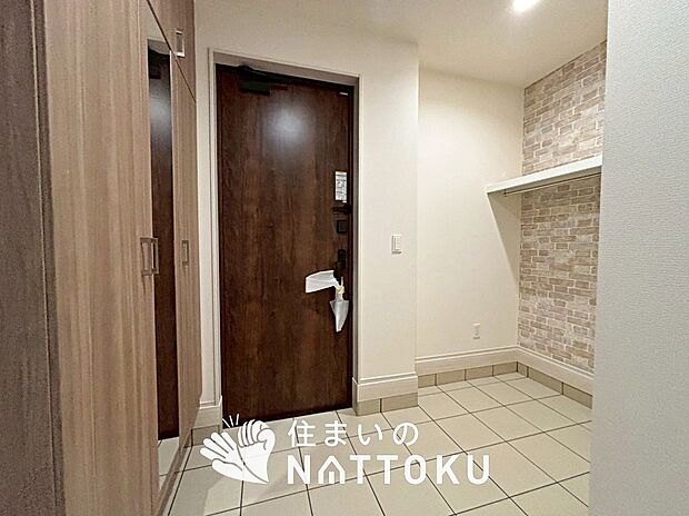 【現地写真（玄関）】玄関には、大型のシューズ収納を設置しています。