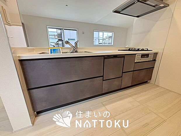 【現地写真（キッチン）】収納たっぷりのシステムキッチン、浄水器付水栓を標準装備しています。