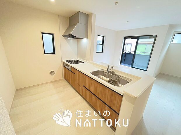 【現地写真（キッチン）】収納たっぷりのシステムキッチン、浄水器付水栓を標準装備しています。