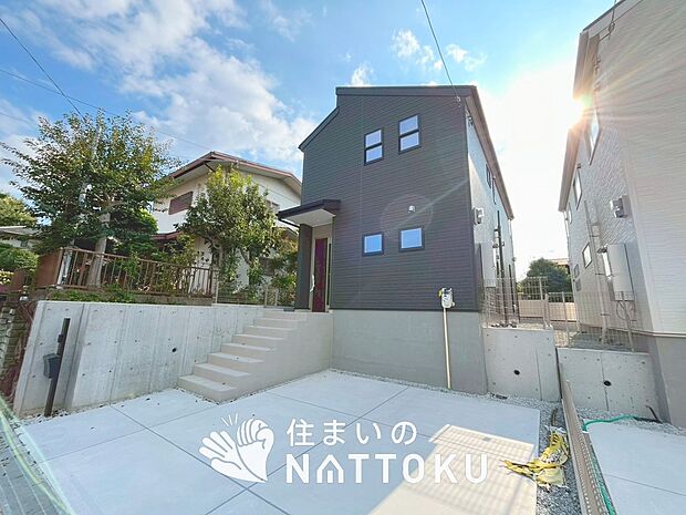 【現地写真（外観）【２号地】】軽くて火災に強い屋根材を採用し、地震時の建物への負担や揺れを軽減しています。