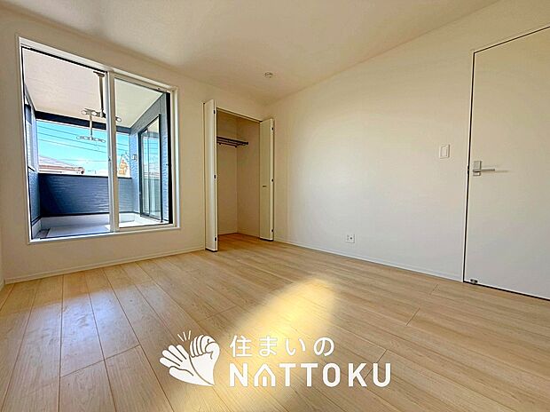 【現地写真（寝室）】木目の美しさを際立たせるシンプルデザインの建具を使用しています。