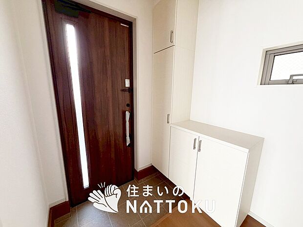【現地写真（玄関）】玄関には、大型のシューズ収納を設置しています。