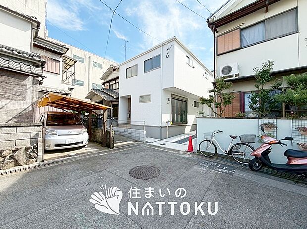 【現地写真（前道含む外観）】断熱性、気密性を高める工夫で一年中ずっと心地よく暮らせる、高気密・高断熱です。