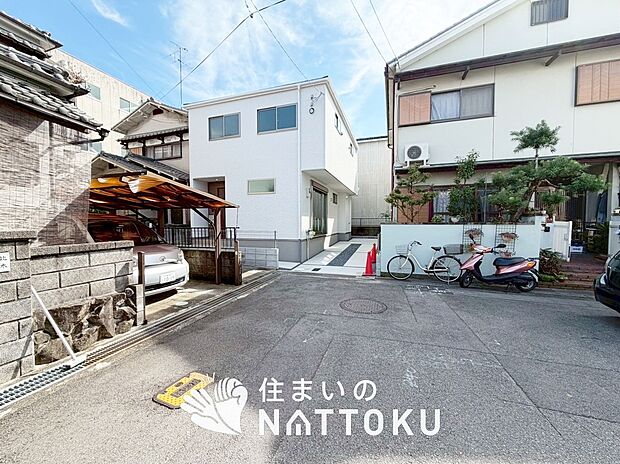 【現地写真（前道含む外観）】お引渡し後も無償の定期点検を行っており、暮らしの安心をお届けしています。