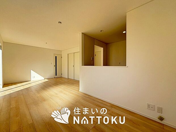 【現地写真（リビング）】フローリング材には、木目、色調など木材特有の風合いがあり、ナチュラルな美しさになっています。