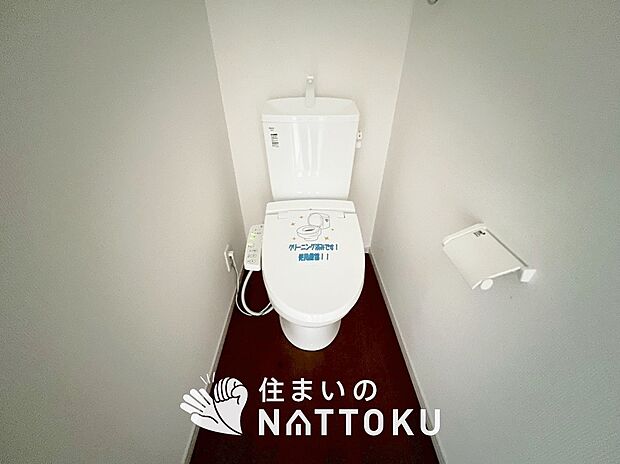 【トイレ】汚れてもサッとひと拭きでお手入れ簡単、エコ仕様の温水洗浄便座付きのトイレです。
バリアフリーにも配慮しています。