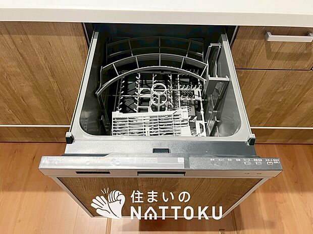 【食器洗い乾燥機】食後の時間にゆとりを与えてくれる食器洗い乾燥機。
操作ボタンも上面にあるので、腰をかがめずに操作ができラクラクです。