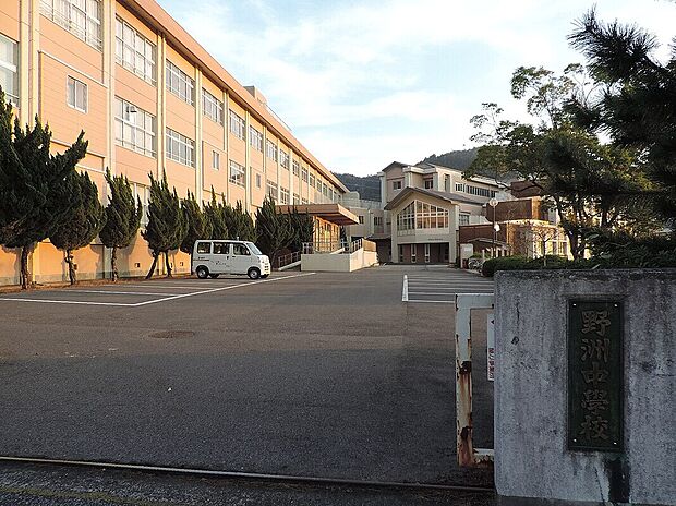 野洲市立野洲中学校（約2,600m）