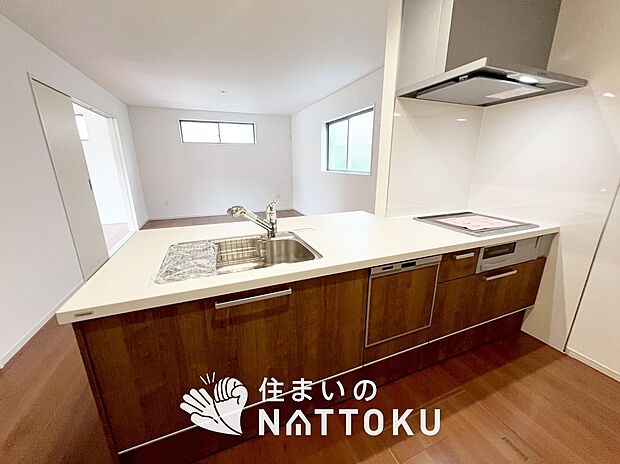 【現地写真（キッチン）】収納たっぷりのシステムキッチン、浄水器付水栓を標準装備しています。