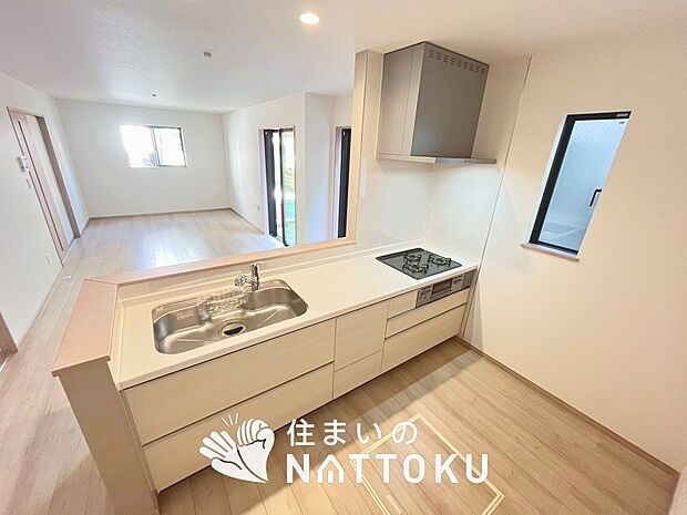 【現地写真（キッチン）】収納たっぷりのシステムキッチン、浄水器付水栓を標準装備しています。