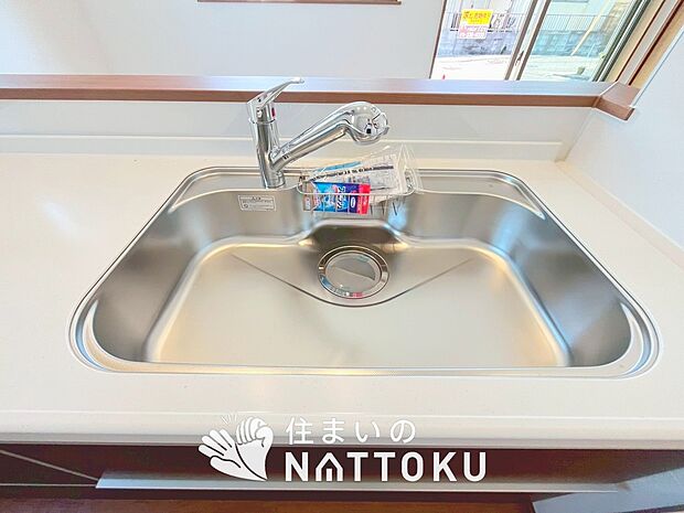 【浄水器内臓ハンドシャワー付シンク】広々とした凸型シンクに洗剤ポケットを標準装備。すっきり収納できます。
また、蛇口の先端に浄水器を内蔵しているため場所をとりません。
