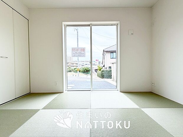 【現地写真（和室）】大壁仕様の新和室。くつろぎの空間です。