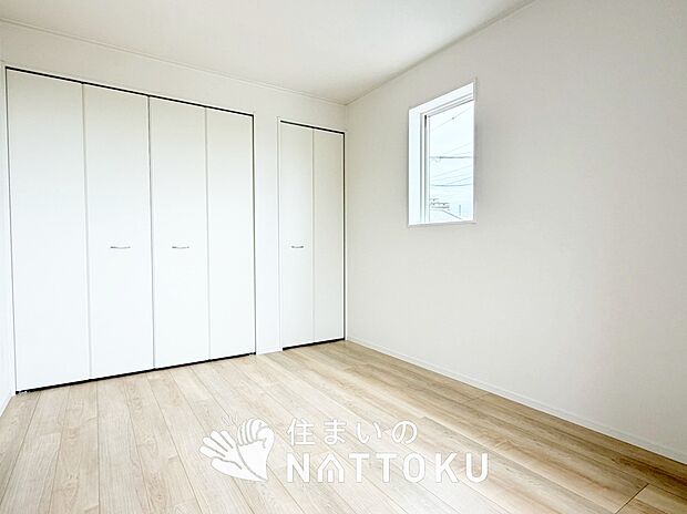 【現地写真（寝室）】木目の美しさを際立たせるシンプルデザインの建具を使用しています。