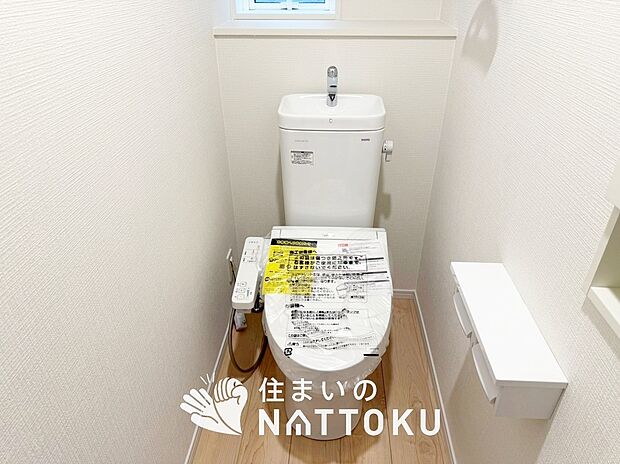 【トイレ】汚れてもサッとひと拭きでお手入れ簡単、エコ仕様の温水洗浄便座付きのトイレです。
バリアフリーにも配慮しています。