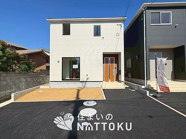 【現地写真（外観）【１号地】】雨で汚れを落とし、耐久性・耐候性に優れた外壁を使用しています。