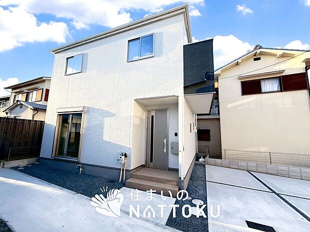 【現地写真(外観)】軽くて火災に強い屋根材を採用し、地震時の建物への負担や揺れを軽減しています。