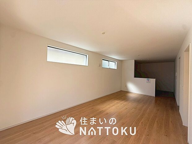 【現地写真(リビング)】フローリング材には、木目、色調など木材特有の風合いがあり、ナチュラルな美しさになっています。