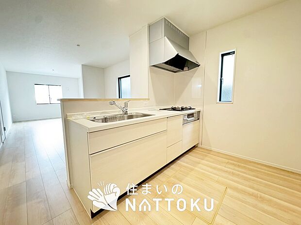 【現地写真(キッチン)】収納たっぷりのシステムキッチン、浄水器付水栓を標準装備しています。