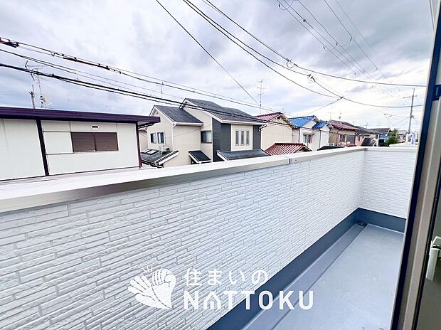 【バルコニー】奥行きが広く、洗濯物をゆったりと干せる十分な広さで、家族の洗濯も捗ります。