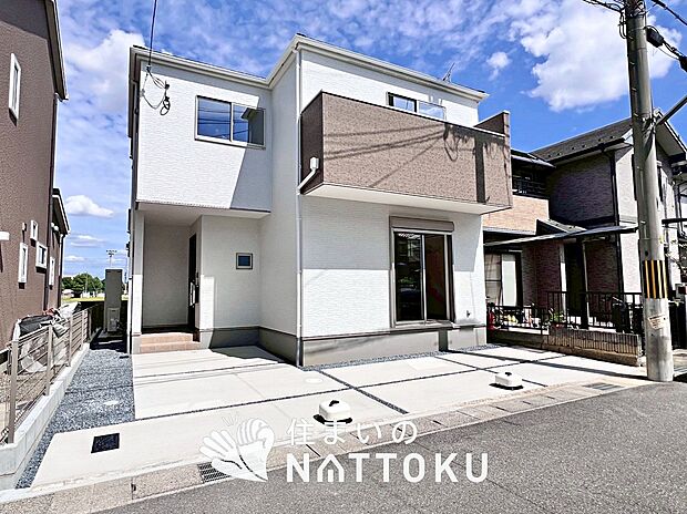 【現地写真(外観)】軽くて火災に強い屋根材を採用し、地震時の建物への負担や揺れを軽減しています。