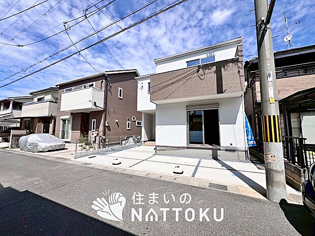 【現地写真(前道含む外観)】健康被害に配慮したもっとも安全性の高い建材を採用し、シックハウス対策をしております。