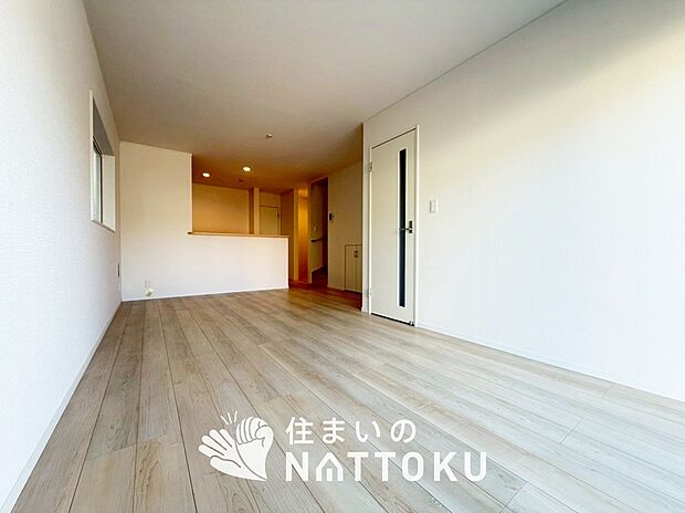 【現地写真（リビング）】フローリング材には、木目、色調など木材特有の風合いがあり、ナチュラルな美しさになっています。