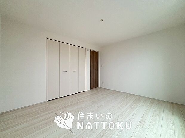 【現地写真(寝室)】木目の美しさを際立たせるシンプルデザインの建具を使用しています。