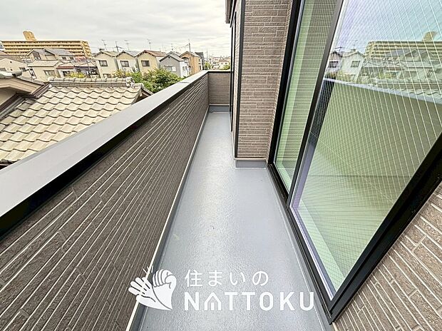【バルコニー】奥行きが広く、洗濯物をゆったりと干せる十分な広さで、家族の洗濯も捗ります。