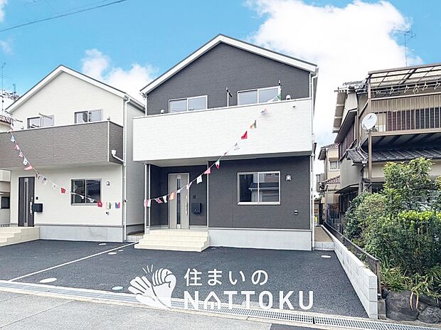 【現地写真（外観）【２号地】】軽くて火災に強い屋根材を採用し、地震時の建物への負担や揺れを軽減しています。