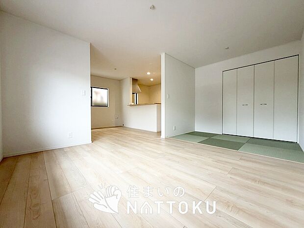 【現地写真（リビング）】フローリング材には、木目、色調など木材特有の風合いがあり、ナチュラルな美しさになっています。